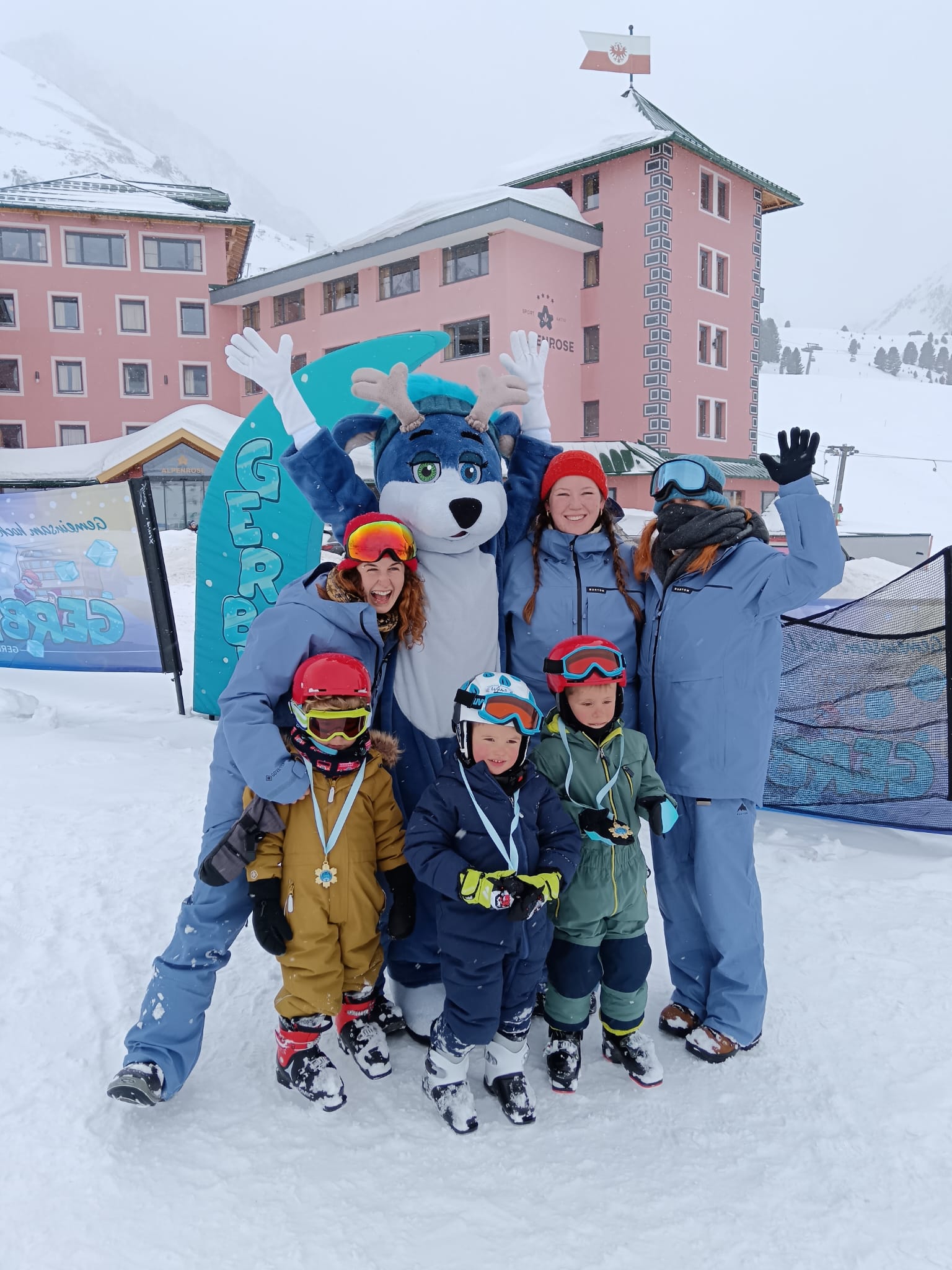 Gerby mit Kindern und Skilehrerinnen im GERBYLAND in Kühtai