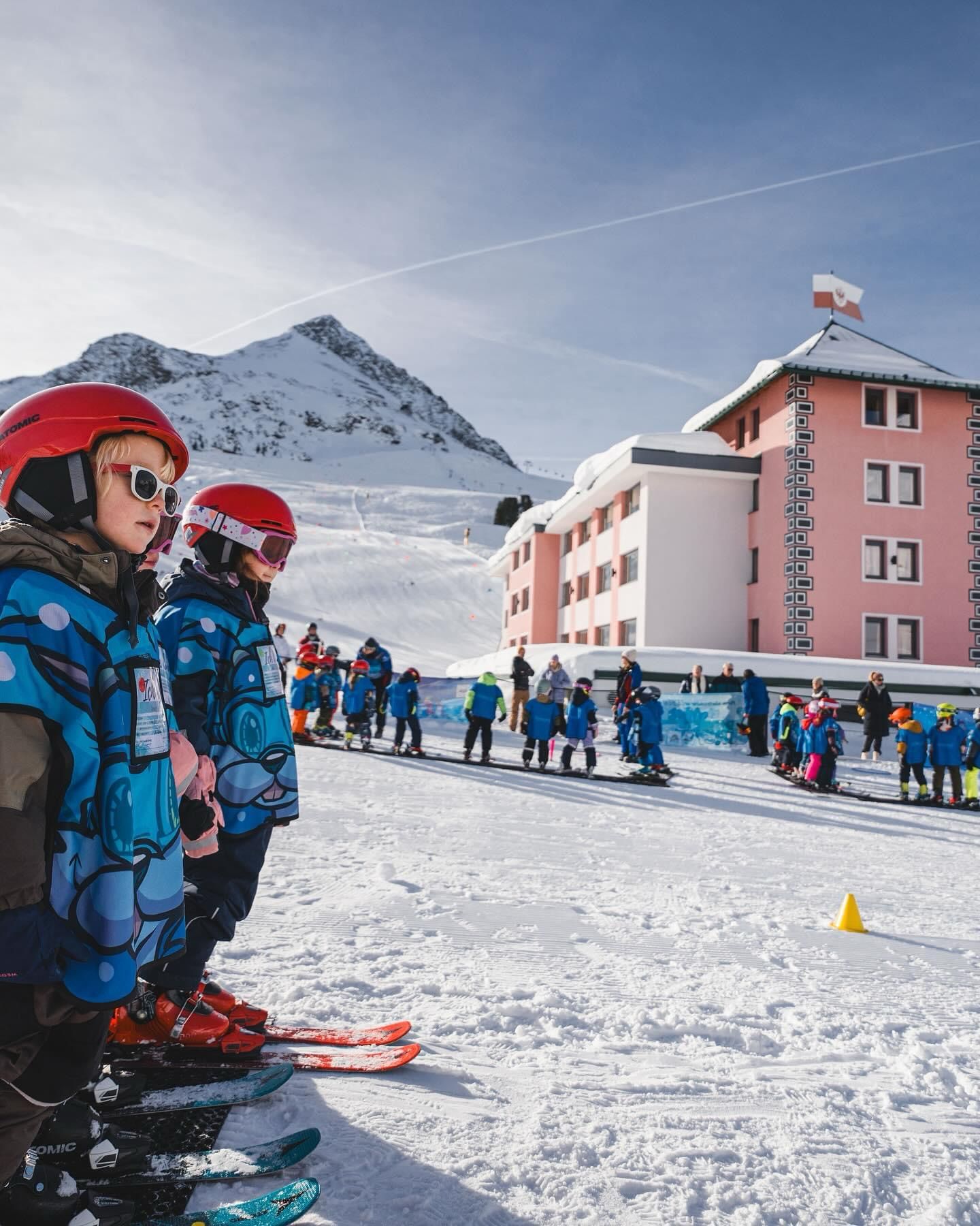 Kinder beim Skikurs im GERBYLAND in Kühtai vor der Alpenrose