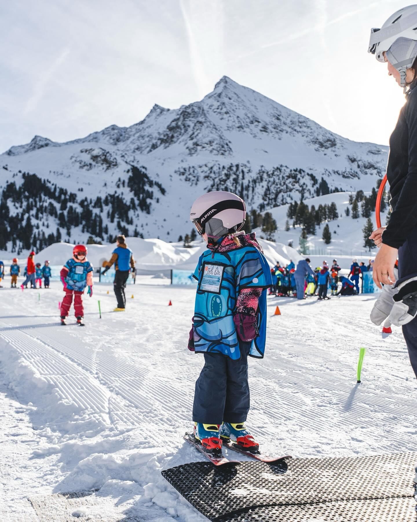 Kind beim Skifahren im GERBYLAND Kinder-Skikurs in Kühtai